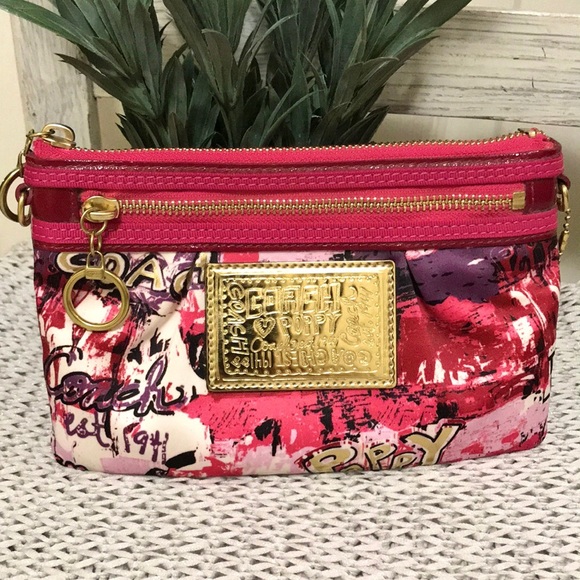Coach Poppy Wall Grafitti Wristlet Magenta